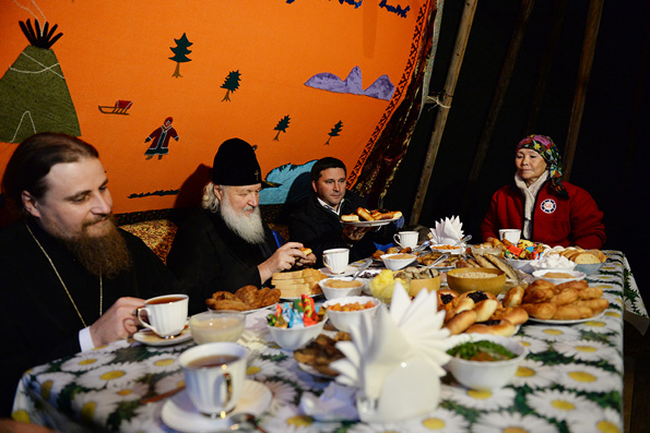 Патриарх Кирилл почаевничал в чуме с ненецкими оленеводами