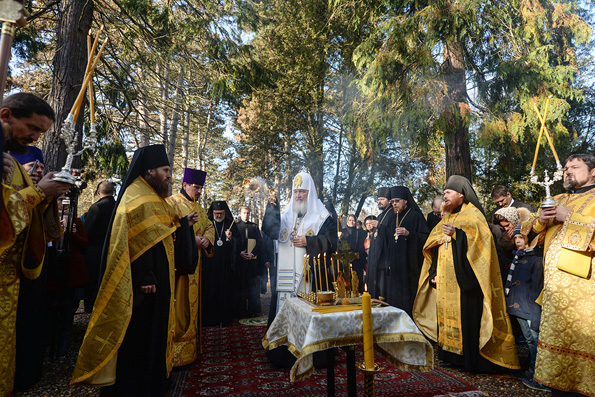 Патриарх Кирилл на кладбище Сен-Женевьев де Буа помолился «об излечении ран русской эмиграции»