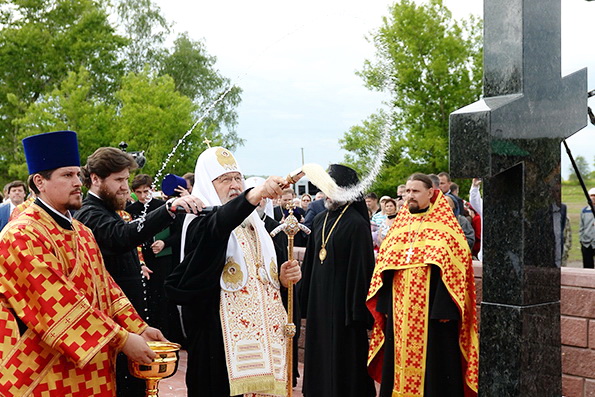 Патриарх Кирилл освятил поклонный крест на месте храма, где служил его дед
