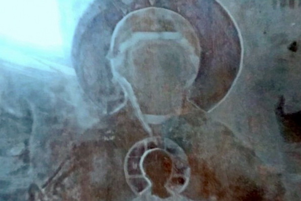 Образ Богородицы проявился на стекле киота в хабаровском храме