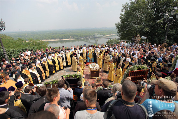В молебне на Владимирской горке участвовало более 30 тыс. верующих
