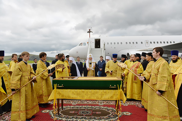 Патриарх Кирилл возглавил перенесение мощей святителя Макария (Невского) на Алтай