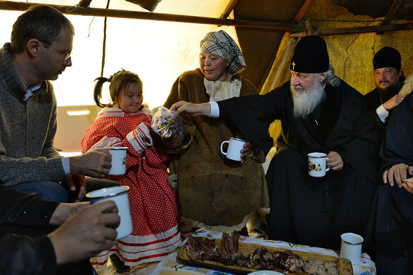 Патриарх Кирилл подарил чукотским оленеводам Евангелие