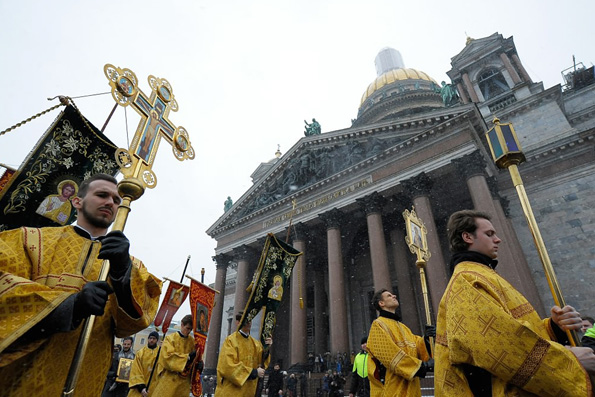 В День православной молодежи в Санкт-Петербурге состоялась Литургия в Исаакиевском соборе и крестный ход