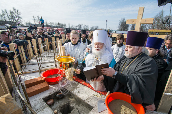 На месте отречения царя Николая II от власти заложили храм