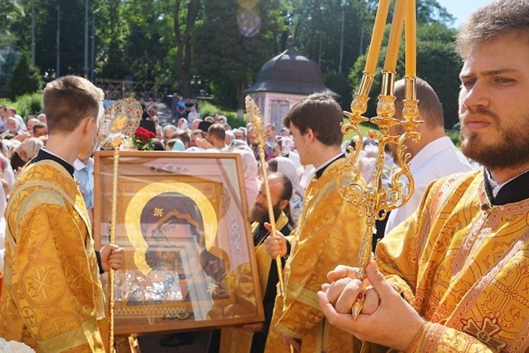 Большой крестный ход с новоявленной иконой Богородицы начался на Украине