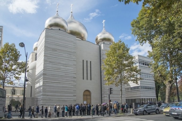Французы часами стояли в очереди, чтобы попасть в русский храм в Париже