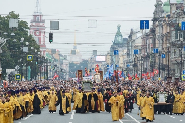 Около 100 тысяч петербуржцев прошли крестным ходом в честь Александра Невского