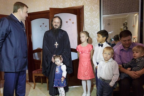 Глава Тульской области пообещал микроавтобус семье священника, усыновившего 17 детей